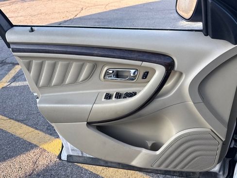 Used 2018 Ford Taurus Limited image 16