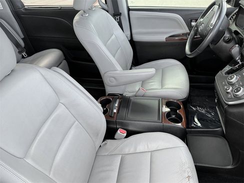 Used 2015 Toyota Sienna Limited image 30