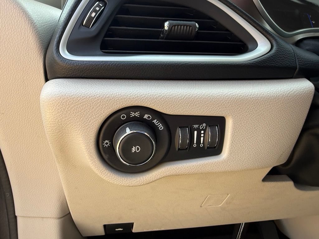 Used 2018 Chrysler Pacifica Touring-L FWD image 23