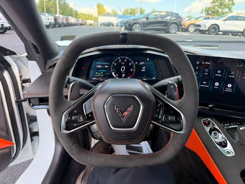 Used 2025 Chevrolet Corvette Stingray Premium Conv w/ Z51 Performance Package RWD image 17