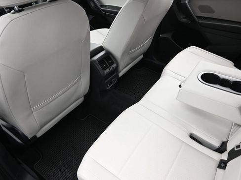 Used 2019 Volkswagen Tiguan SEL AWD/4WD image 17
