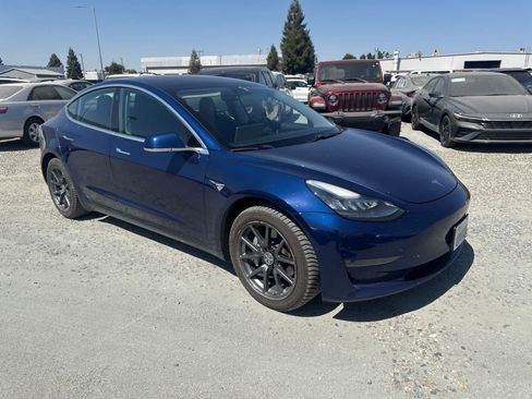 Used 2018 Tesla Model 3 Mid Range RWD image 3