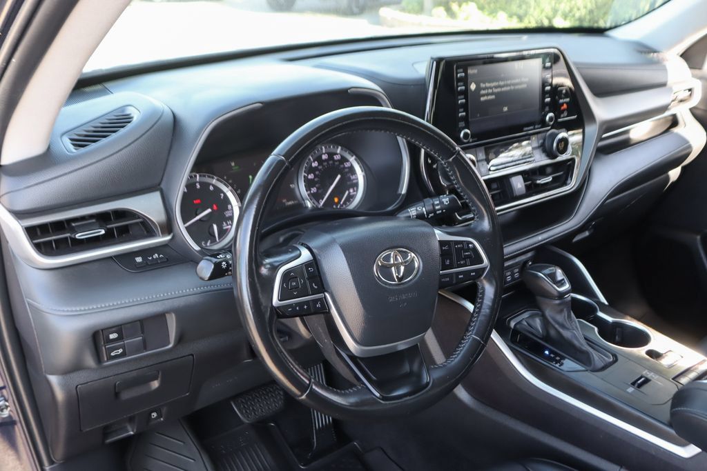 Used 2022 Toyota Highlander XLE FWD image 19