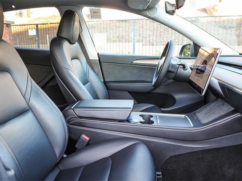 Used 2022 Tesla Model Y Long Range image 19