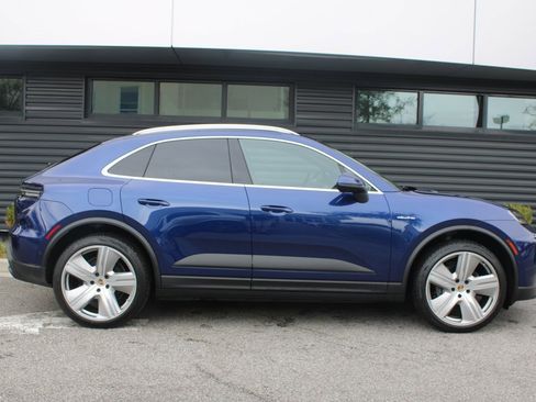 Used 2024 Porsche Macan 4 Electric image 8