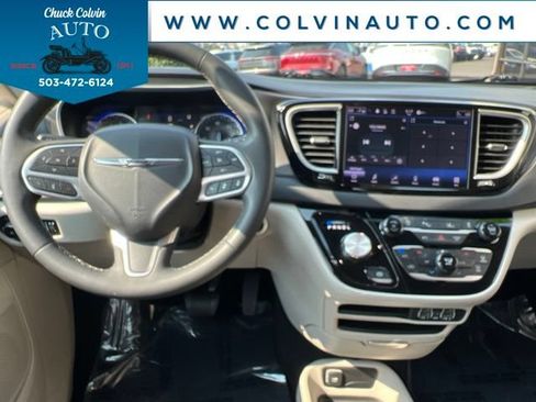 Used 2023 Chrysler Pacifica Touring-L FWD image 16
