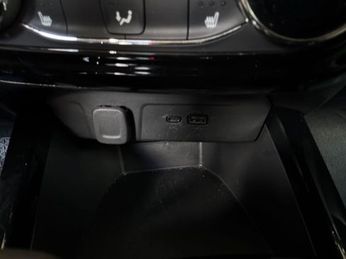 Used 2025 Chevrolet Trax LT w/ LT Convenience Package FWD image 27