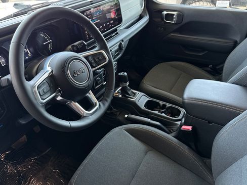 Used 2025 Jeep Wrangler Unlimited Sahara AWD/4WD image 11