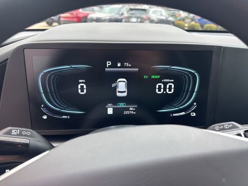 Used 2025 Kia Niro LX image 12