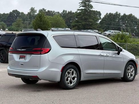 Used 2023 Chrysler Pacifica Limited FWD image 7