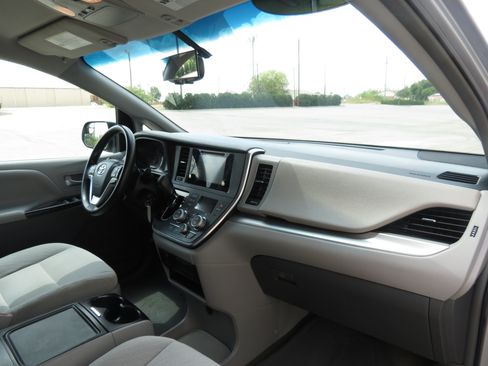 Used 2016 Toyota Sienna LE FWD image 33