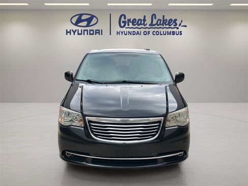 Used 2014 Chrysler Town & Country Touring image 8