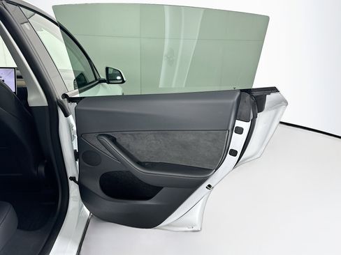 Used 2022 Tesla Model Y Long Range AWD/4WD image 29