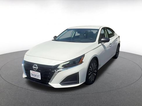 Used 2025 Nissan Altima 2.5 SV FWD image 7