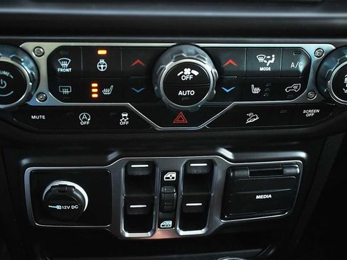 Used 2020 Jeep Wrangler Unlimited Sahara image 21