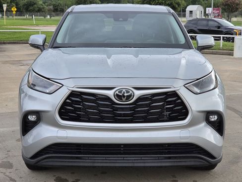 Used 2025 Toyota Highlander LE FWD image 3