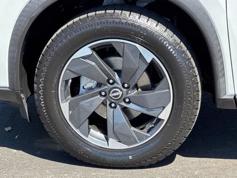 Used 2024 Nissan Rogue SV FWD image 45