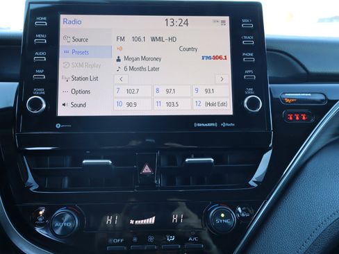 Used 2021 Toyota Camry XLE image 13