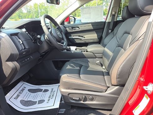 New 2025 Nissan Pathfinder SL image 9
