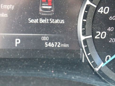 Used 2020 Toyota Highlander XLE image 2