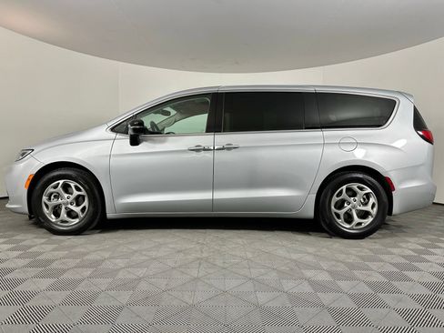 Used 2024 Chrysler Pacifica Limited FWD image 17