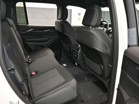 Used 2025 Jeep Grand Cherokee Laredo image 38