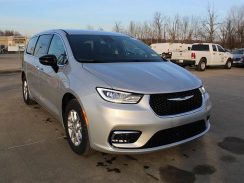 New 2026 Chrysler Pacifica Select image 6