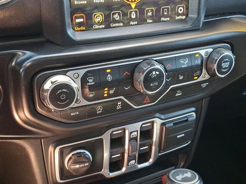 Used 2022 Jeep Wrangler Unlimited Sahara w/ Cold Weather Group AWD/4WD image 16