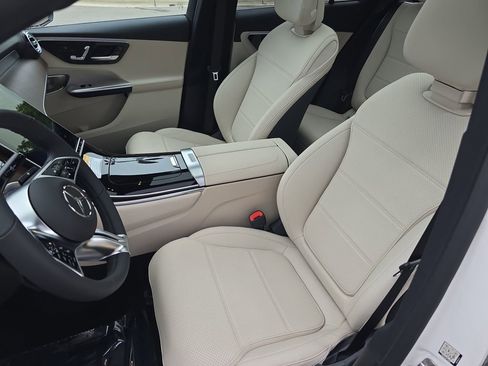 Certified 2025 Mercedes-Benz GLC 300 4MATIC image 17