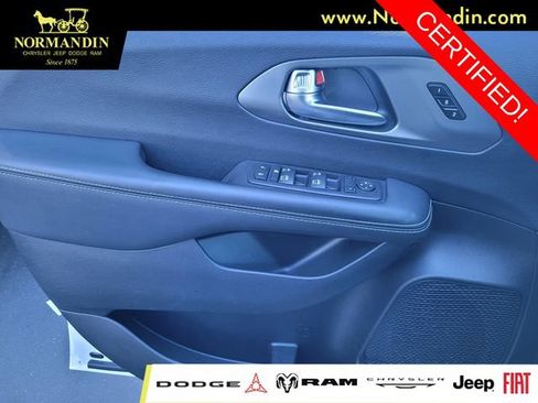 Certified 2025 Chrysler Pacifica Select FWD image 14