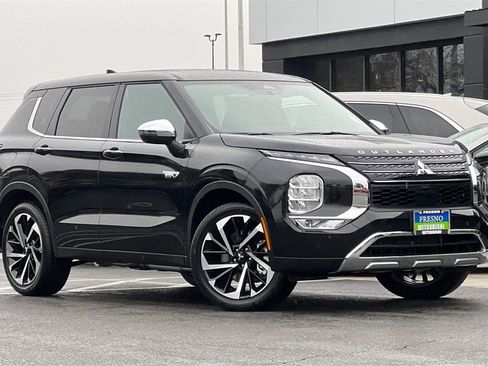 New 2025 Mitsubishi Outlander SE image 3