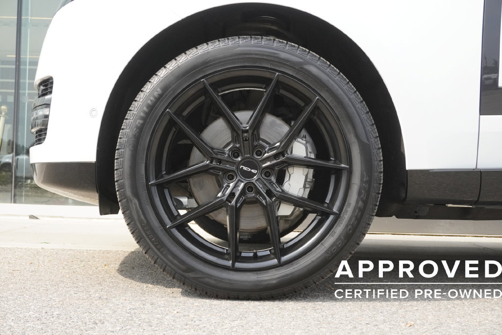 Used 2025 Land Rover Range Rover Long Wheelbase SE AWD/4WD image 34