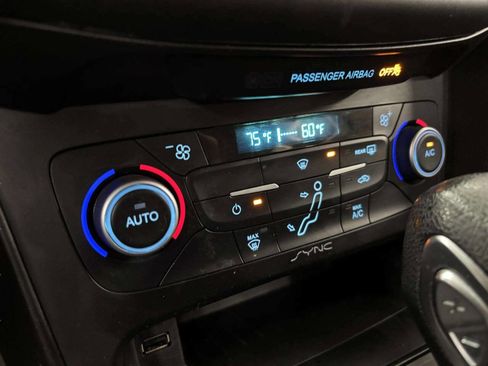 Used 2018 Ford Focus SE w/ SE Appearance Package image 25