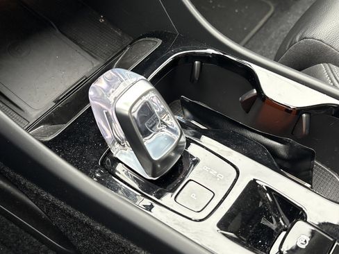 Used 2025 Volvo XC40 B5 Plus image 26