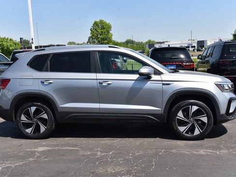 Certified 2023 Volkswagen Taos SE w/ Panoramic Sunroof Package AWD/4WD image 5
