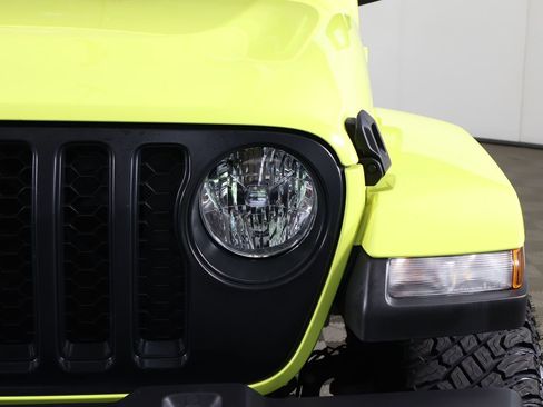 Used 2023 Jeep Gladiator Overland w/ Cold Weather Group AWD/4WD image 12