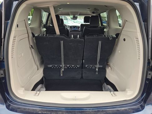 Certified 2024 Chrysler Pacifica Limited FWD image 24