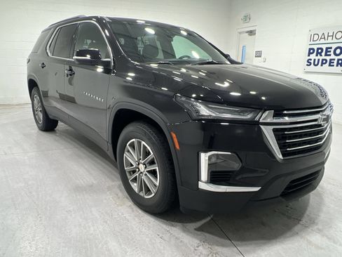 Used 2023 Chevrolet Traverse LT FWD image 2