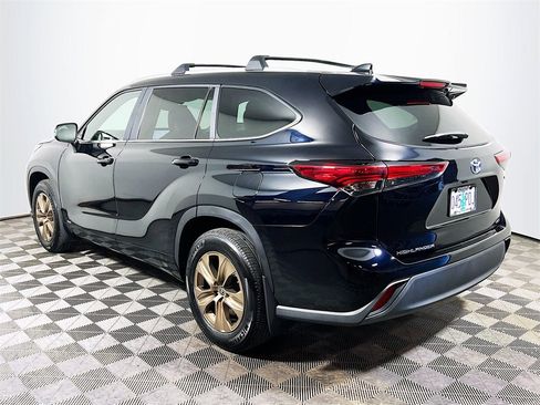 Certified 2023 Toyota Highlander Bronze Edition image 6