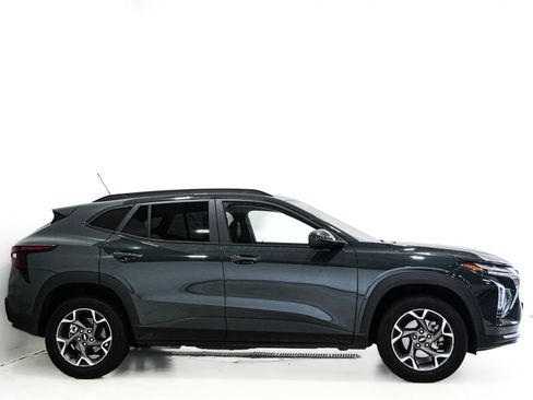 Used 2025 Chevrolet Trax LT FWD image 4