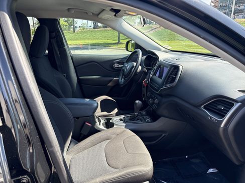 Used 2019 Jeep Cherokee Latitude w/ Cold Weather Group AWD/4WD image 22