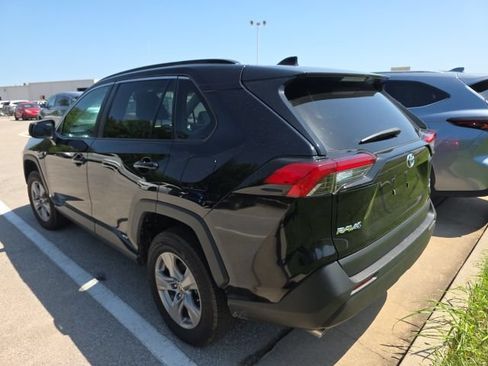 Used 2023 Toyota RAV4 LE AWD/4WD image 3