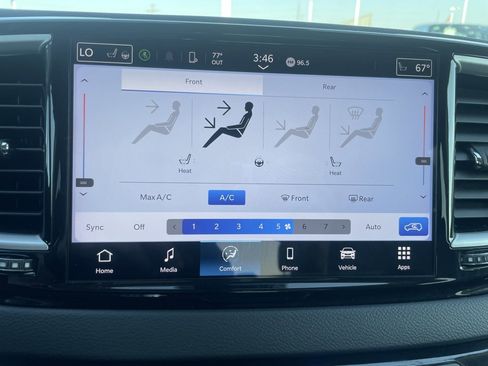 Used 2024 Chrysler Pacifica Touring-L image 18