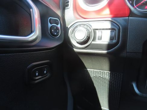 Used 2021 Jeep Wrangler Unlimited Rubicon AWD/4WD image 31