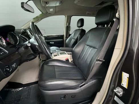Used 2016 Chrysler Town & Country Touring FWD image 19