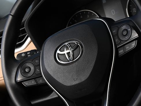 Used 2022 Toyota RAV4 XLE Premium image 32