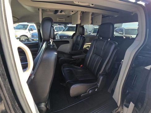 Used 2014 Chrysler Town & Country Touring-L w/ Driver Convenience Group image 11