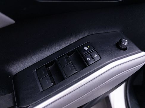 Used 2021 Toyota Highlander XLE AWD/4WD image 19