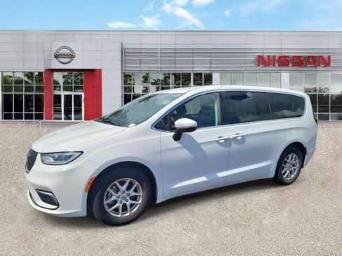 Used 2023 Chrysler Pacifica Touring-L FWD image 5