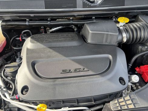 Used 2025 Chrysler Pacifica Limited image 37